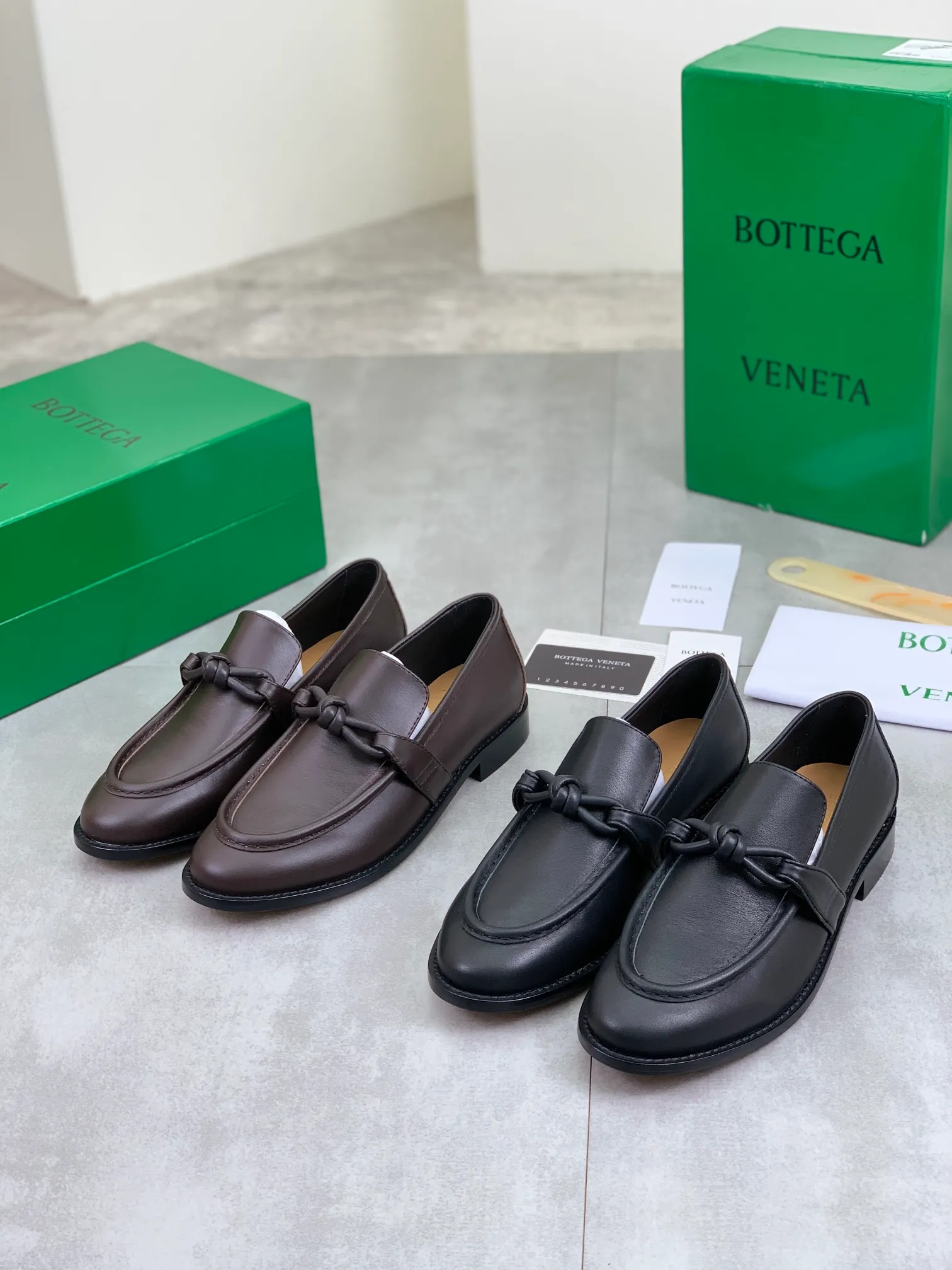 Men's shoes 💰P820 [New model] (genuine leather outsole) water-dyed cow lining 💰High-quality business couple leather shoes 💎💎💎 BOTTEGA VENETA official website synchronizes the latest top version of BV in the market, accept material comparison, shoe type comparison, process comparison, practical and textured, versatile and suitable for any occasion, the more you look at it, the more flavorful it becomes. Purely hand-knitted craftsmanship - Upper material, calfskin imported from Italy 🇮🇹 - High-quality water-dyed cowhide lining - Original private model customized leather outsole -Size: Female 35-39 (40 ordered) Male 39-44 (38 45 can be customized) Color: Multiple colors available